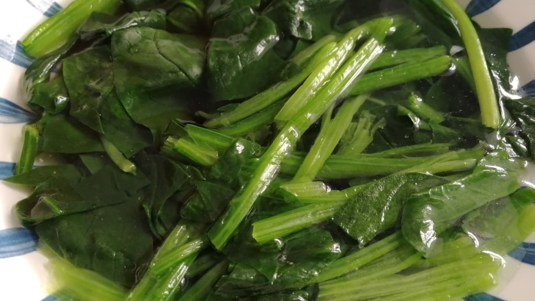 麻酱菠菜,过凉水,洗掉草酸。