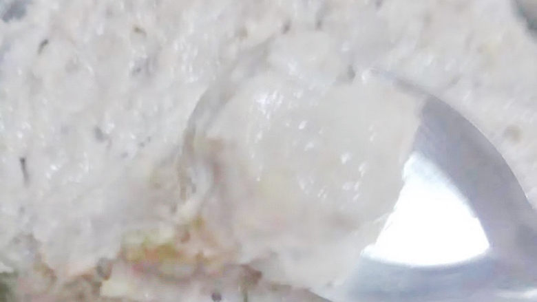 菠菜鱼丸汤,鱼肉中加入淀粉和少量的水开始搅打,用筷子朝一个方向搅打直到鱼肉泥上劲儿开始有弹性。
