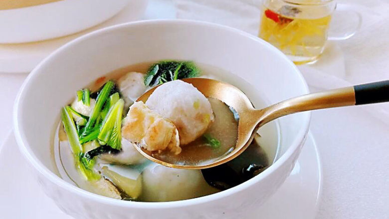 菠菜鱼丸汤,丸子快熟了的时候把菠菜扔进汤中,菠菜最好事先焯水。快要起锅的时候加入适量盐和香油即可,还可以加入一两滴的生抽提鲜。
