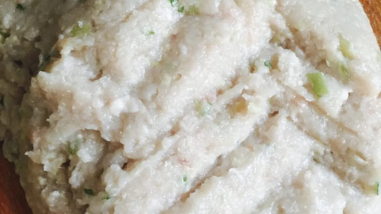 菠菜鱼丸汤,加入剁碎的葱花,鲫鱼搅打。