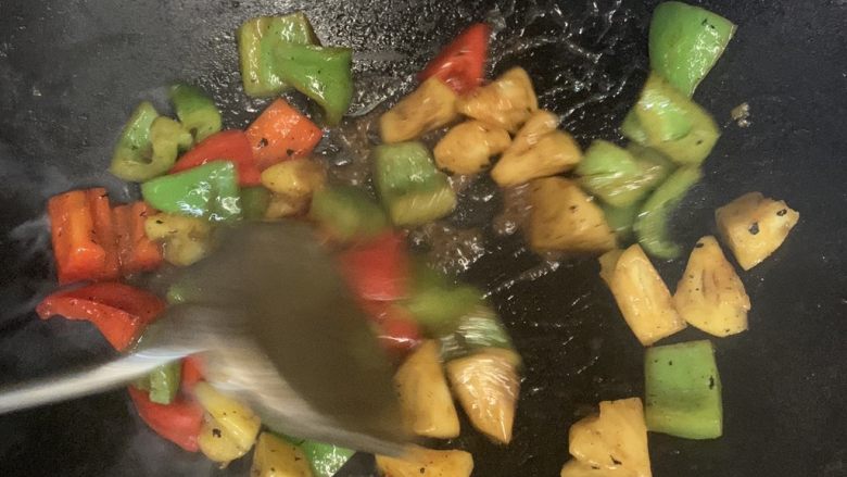 菠萝菜椒,全部炒匀就可以出锅啦!