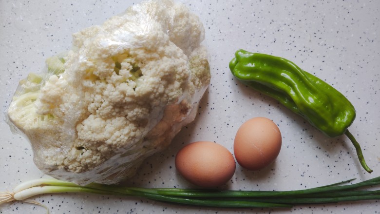 花菜炒鸡蛋,首先我们准备好所有食材