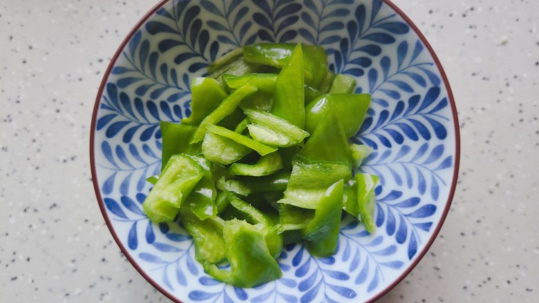 花菜炒鸡蛋,<a style='color:red;display:inline-block;' href='/shicai/ 61'>青椒</a>去蒂去籽,洗净之后切成小块