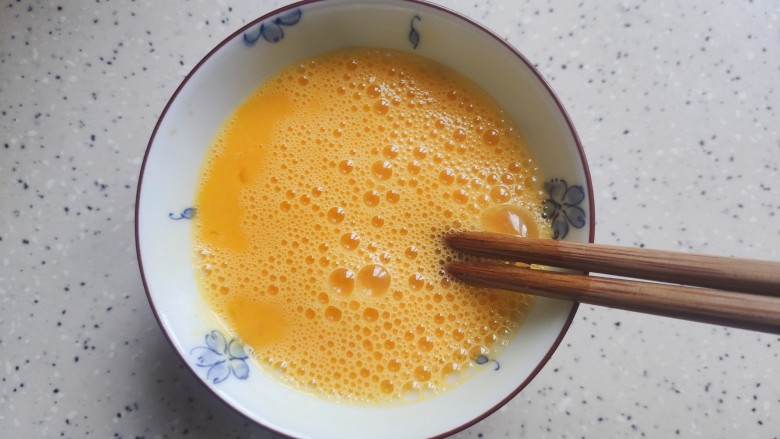 花菜炒鸡蛋,<a style='color:red;display:inline-block;' href='/shicai/ 9'>鸡蛋</a>打散,加一丢丢细盐,搅拌均匀