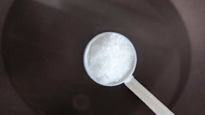 花菜炒鸡蛋,锅内煮适量清水,水开后加一小勺细盐
