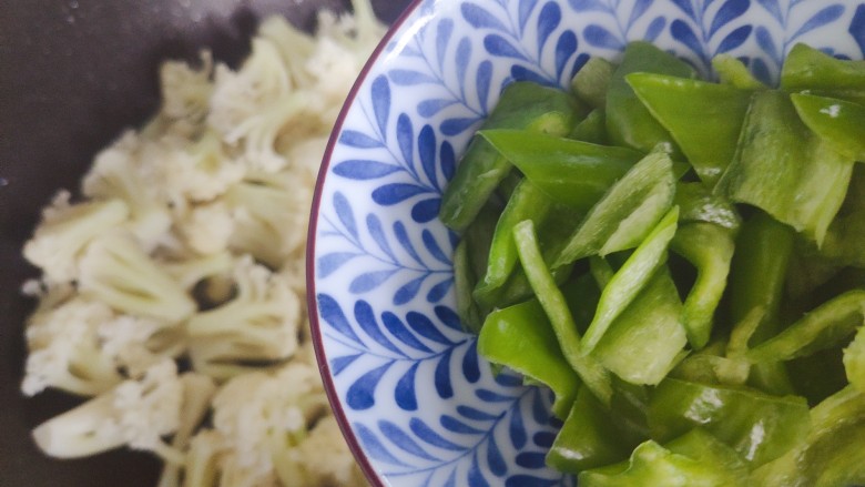 花菜炒鸡蛋,加入青椒