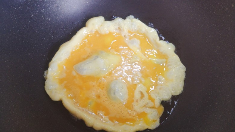 花菜炒鸡蛋,待油热,下鸡蛋液