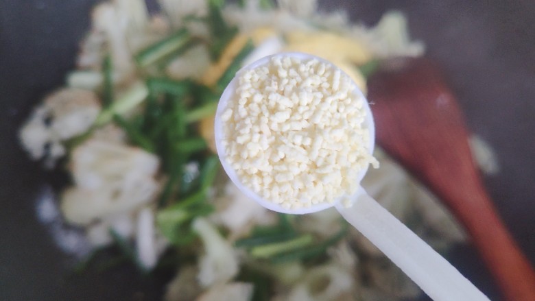 花菜炒鸡蛋,加一小勺鸡精,翻炒均匀即可