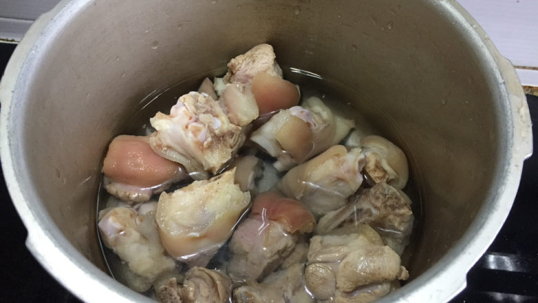 红烧猪蹄,放入高压锅,加入适量的水,煮到上大气再煮七八分钟