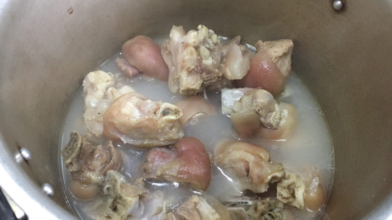 红烧猪蹄,时间到,汤汁乳白乳白的
