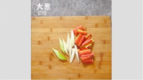 朝鲜冷面,步骤一:胡萝卜切片,大葱切段