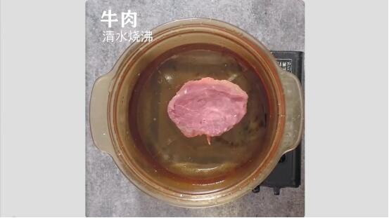 朝鲜冷面,步骤二:锅中加清水,放入<a style='color:red;display:inline-block;' href='/shicai/ 216'>牛肉</a>,煮沸