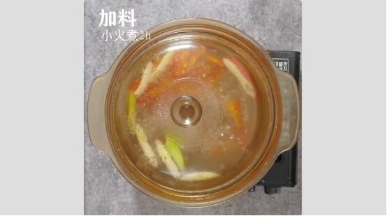 朝鲜冷面,步骤三:煮沸后加胡萝卜,大葱,盖上锅盖,煮两小时。