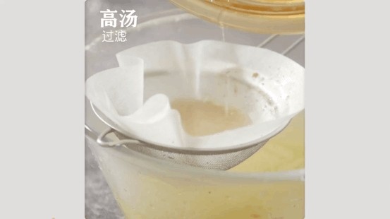 朝鲜冷面,步骤四:牛肉和胡萝卜大葱盛出,高汤过滤出来。