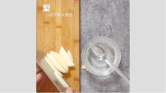 朝鲜冷面,步骤六:<a style='color:red;display:inline-block;' href='/shicai/ 594'>梨</a>切四分之一,切片糖水浸泡