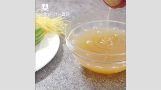 朝鲜冷面,步骤七:剩下的梨切碎,榨汁入面汤
