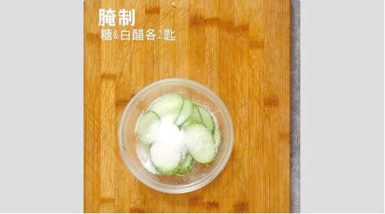 朝鲜冷面,步骤八:<a style='color:red;display:inline-block;' href='/shicai/ 54'>黄瓜</a>切片,加入糖和白醋各两勺,盐少许,搅拌均匀。