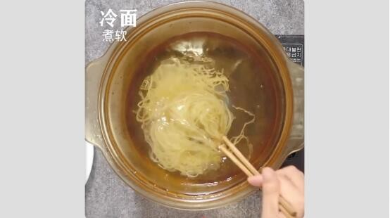 朝鲜冷面,步骤九:<a style='color:red;display:inline-block;' href='/shicai/ 541'>冷面</a>煮软,捞出过几遍凉水,备用。
