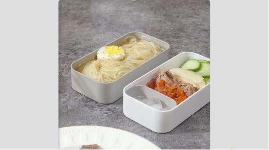 朝鲜冷面,步骤十:依次放入材料进便当盒,就做好啦~