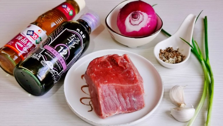 洋葱炒肉片,准备食材,牛肉泡冷水,将血水泡出。