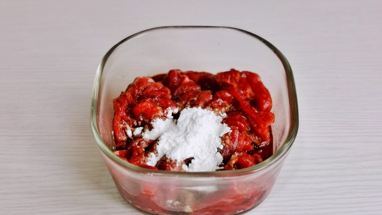 洋葱炒肉片,加入<a style='color:red;display:inline-block;' href='/shicai/ 829'>十三香</a>,淀粉。
