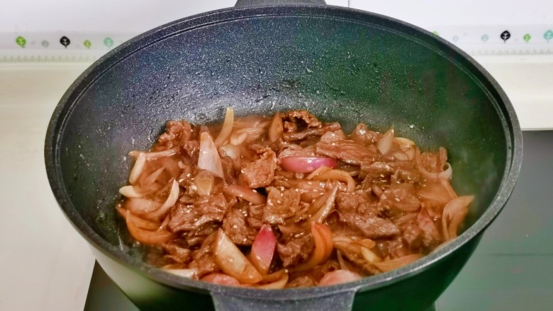 洋葱炒肉片,按个人口味加入盐,快速翻炒均匀关火出锅。