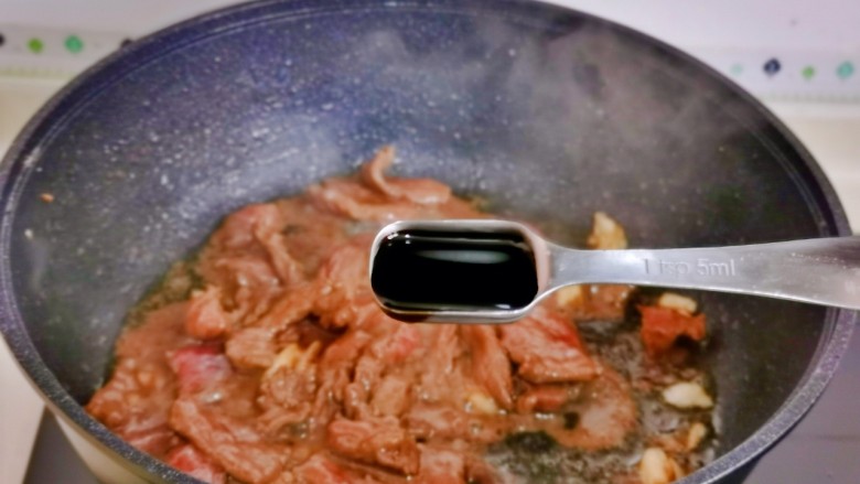 洋葱炒肉片,再加入1勺酱油,翻炒至8分熟盛出备用。