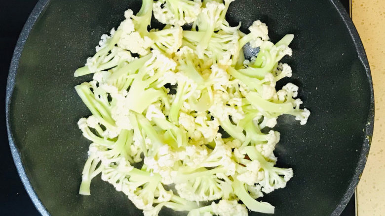 花菜炒鸡蛋,不需要再加油,倒入花菜
