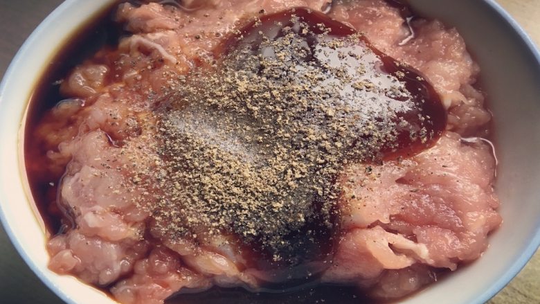 原创 | 和风照烧土豆肉团子,肉末中加入一汤匙耗油、一汤匙<a style='color:red;display:inline-block;' href='/shicai/ 692'>酱油</a>、稍许食盐与<a style='color:red;display:inline-block;' href='/shicai/ 134333'>黑胡椒</a>粉拌匀，腌制备用；