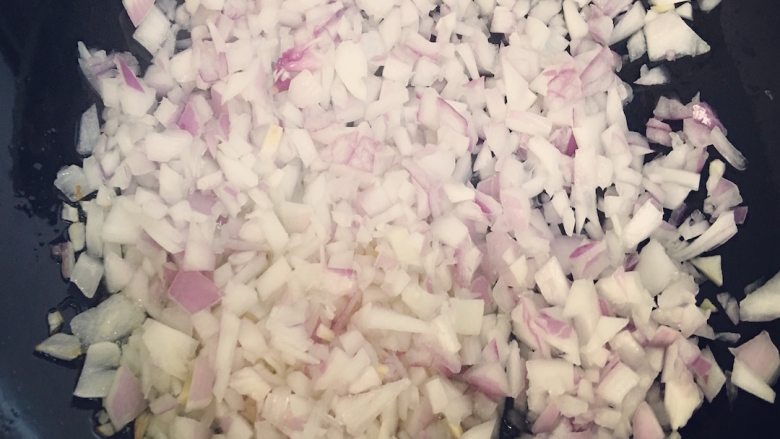 原创 | 和风照烧土豆肉团子,锅中放油,加入洋葱丁稍微翻炒至半透明时盛出备用