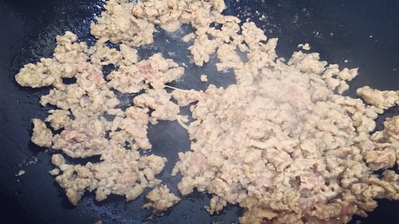 原创 | 和风照烧土豆肉团子,另外添加一些底油,油热后,加入瘦肉末翻炒至完全变色,即可先关火;