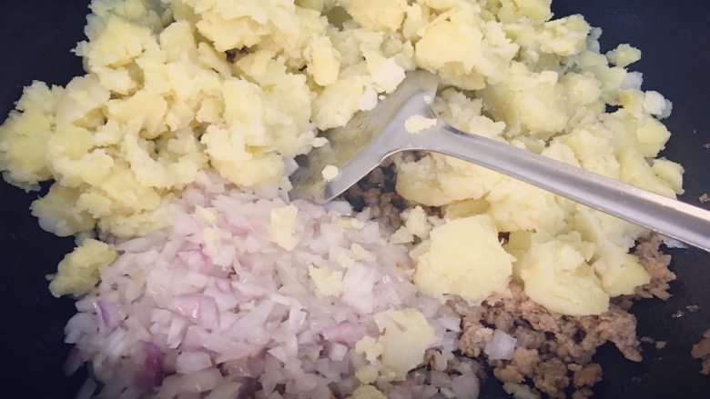原创 | 和风照烧土豆肉团子,此时将土豆泥与炒制半熟的洋葱丁倒入锅中,将三种原料混合均匀;