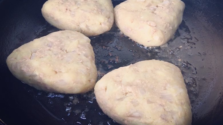 原创 | 和风照烧土豆肉团子,平底锅中放入稍许底油,油热后,把土豆洋葱肉泥用手整理为大小均等的三角形团子放入,小火慢煎;