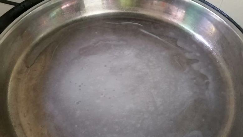 简易版凉皮,放入蒸锅中,大火蒸2分钟