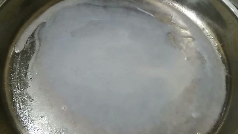 简易版凉皮,取出放在凉水中,加速降温