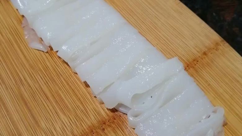 简易版凉皮,切条,宽度按照自己喜欢的就可以了
