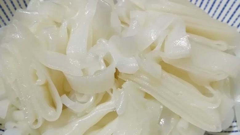 简易版凉皮,如此方法,把全部粉浆都蒸熟、切条、装盘