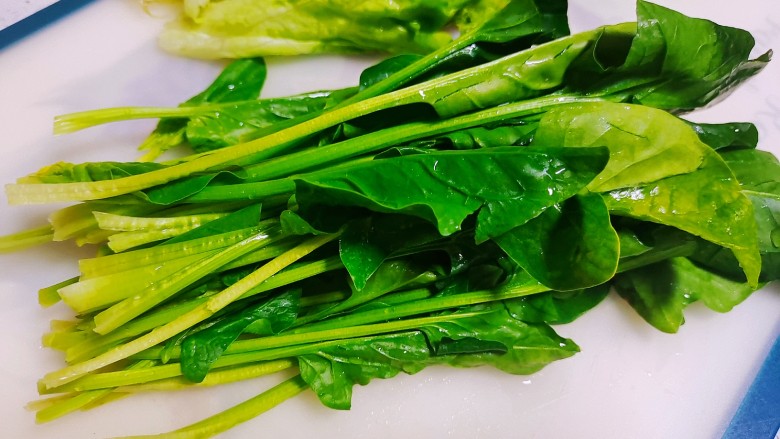 麻酱菠菜,菠菜洗净,去根。