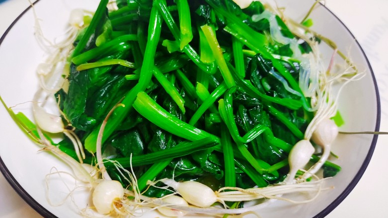 麻酱菠菜,家里没有蒜了,所以我用大头蒜代替,一样的味道。摆盘放好。