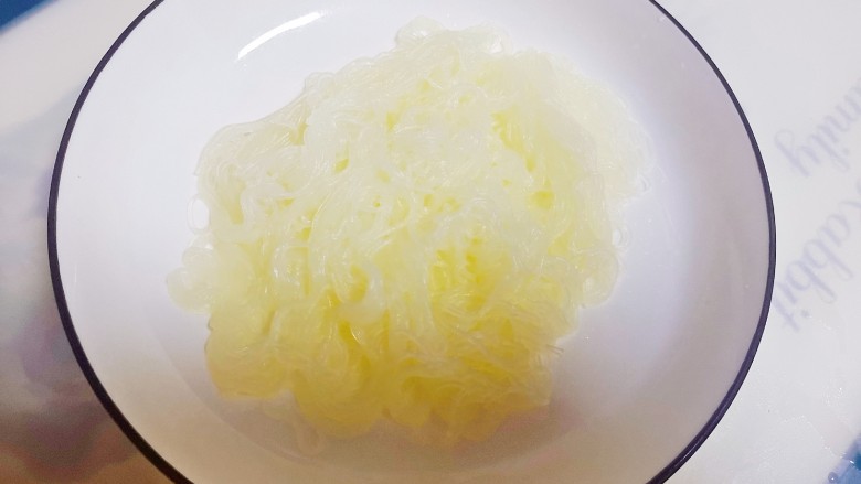 麻酱菠菜,粉丝用水煮好,装盘。