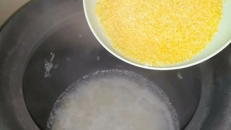 玉米碎砂锅粥,大约煲20分钟,大米已经煲的绵滑了,加入玉米碎