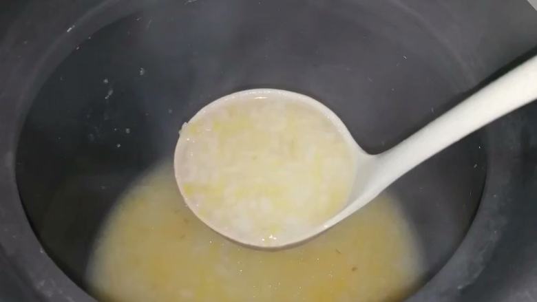 玉米碎砂锅粥,继续大火煲滚,改小火煲10分钟