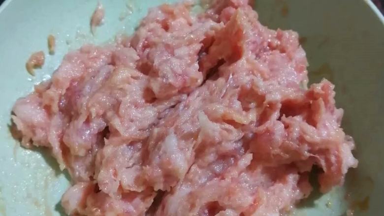 蒸肠粉,搅拌均匀,腌10分钟