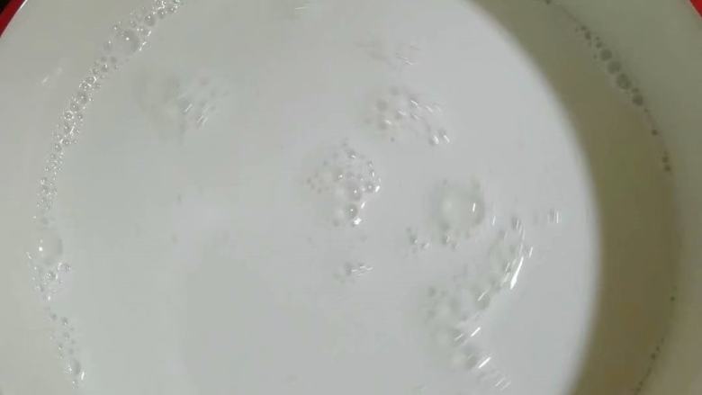 蒸肠粉,加入2.5倍的清水,搅拌至无颗粒,可以过筛