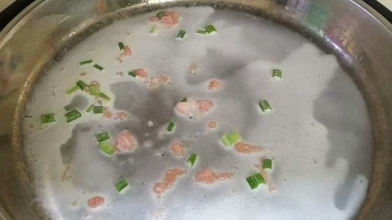 蒸肠粉,放入蒸锅,大火蒸2~3分钟