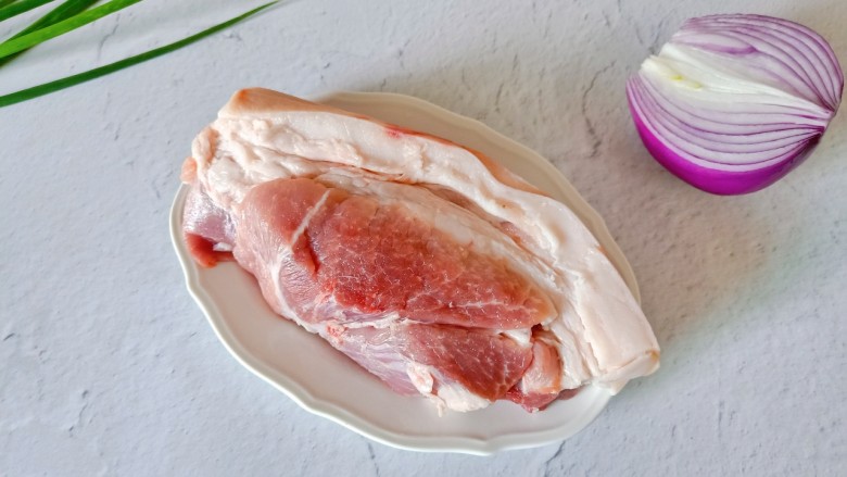 洋葱炒肉片,准备<a style='color:red;display:inline-block;' href='/shicai/ 29'>洋葱</a>，<a style='color:red;display:inline-block;' href='/shicai/ 414'>猪肉</a>，<a style='color:red;display:inline-block;' href='/shicai/ 3735'>葱蒜</a>。