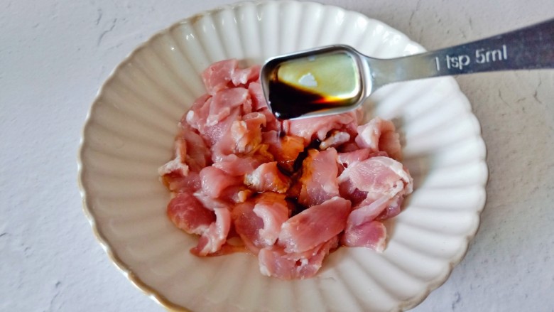 洋葱炒肉片,猪肉切成肉片，加生抽一勺。