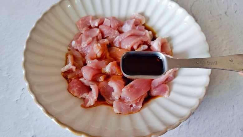 洋葱炒肉片,加蚝油一勺。