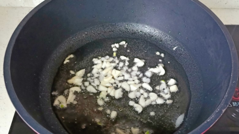 洋葱炒肉片,热锅凉油下蒜泥炒香。