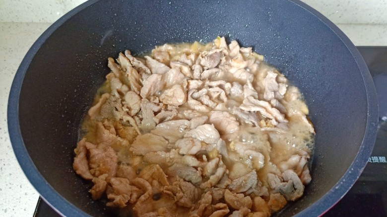 洋葱炒肉片,翻炒到肉片变色。